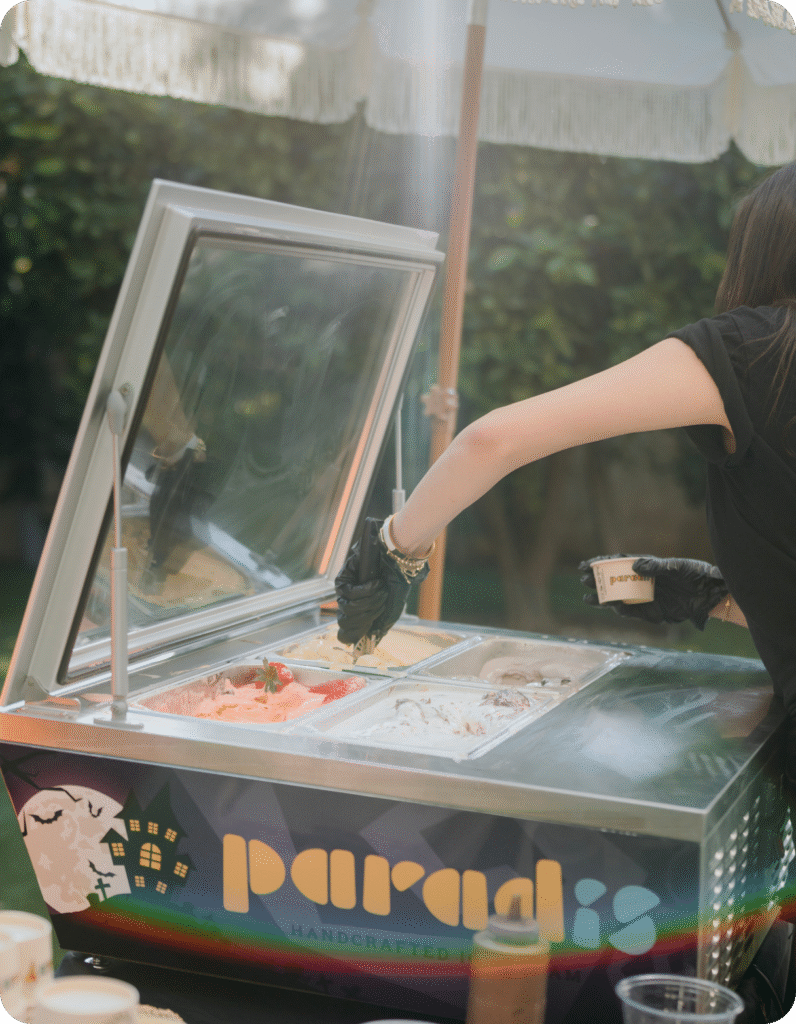 Paradis ice cream cart served at an event